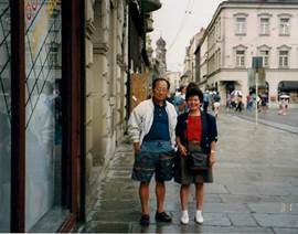 圖像裡可能有2 個人、大家站著、大家在走路、鞋子和戶外