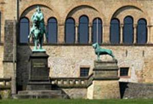 http://upload.wikimedia.org/wikipedia/de/thumb/1/19/Goslar_Kaiserpfalz_Figuren.jpg/180px-Goslar_Kaiserpfalz_Figuren.jpg