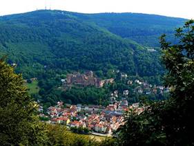 Die Altstadt von Heidelberg mit dem Schloss und dem Königstuhl